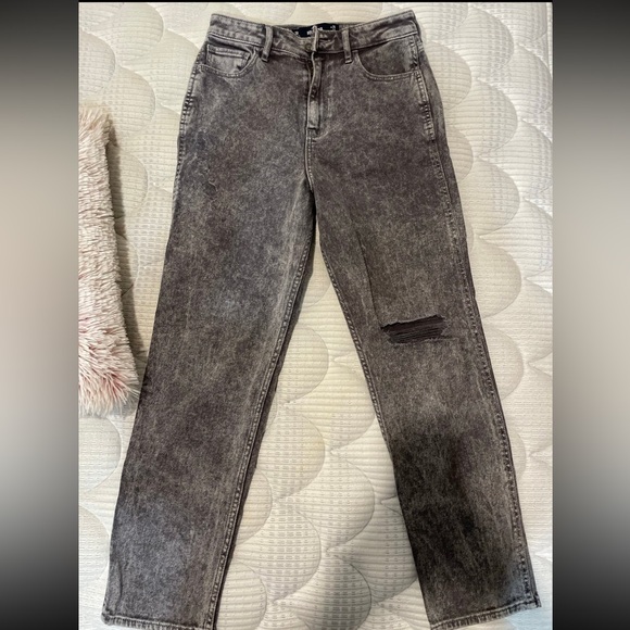 Hollister Ultra High Rise Gray Distressed Acid Wash Mom Jeans - Picture 4 of 7